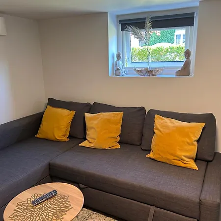 Liten Leiligheten Uten Soverommet,sovesofa I Stuen , I Kjelleren Leilighet *